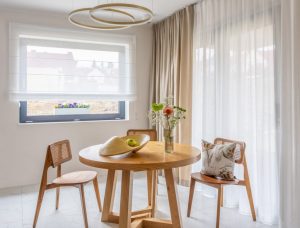 Sommerleicht wohnen: luftige Fensterdekorationen