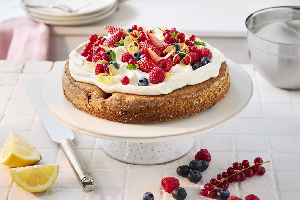 Saftiger Beeren-Mandelkuchen mit Zitronen-Ricotta-Topping