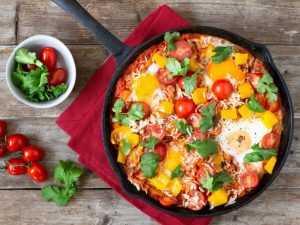 Tomaten-Reis-Shakshuka mit Paprika