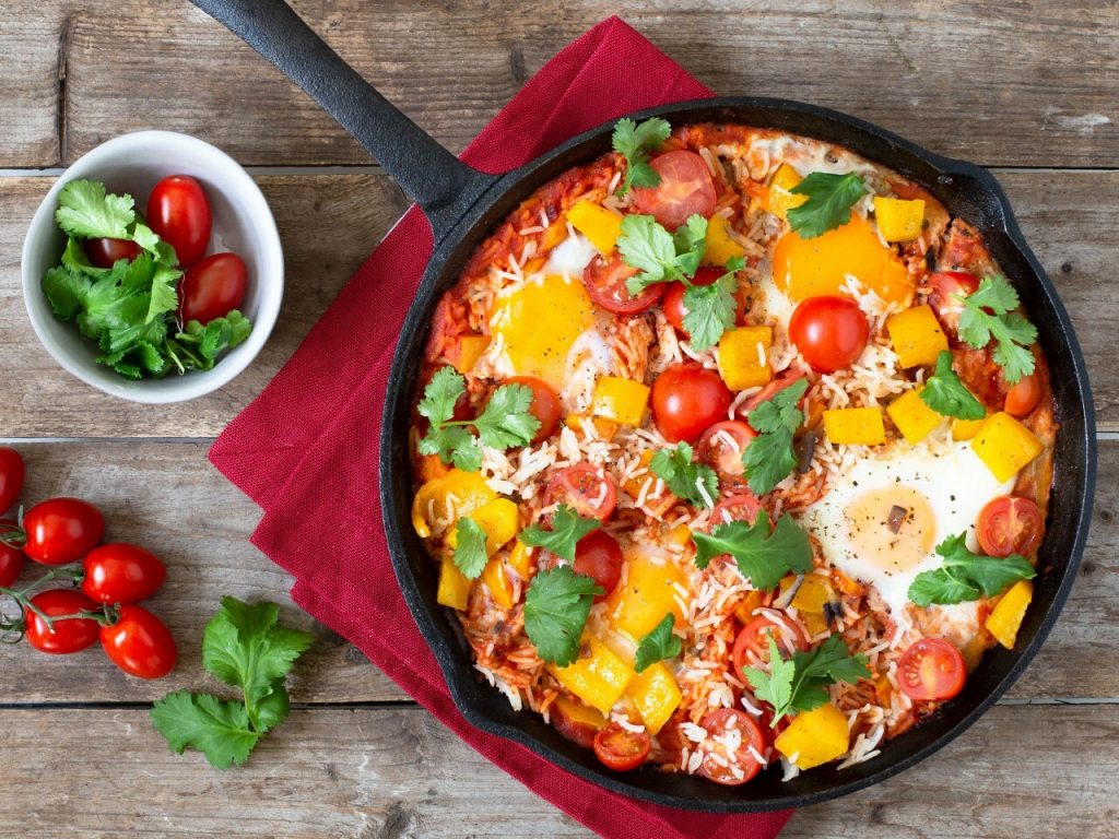 Tomaten-Reis-Shakshuka mit Paprika