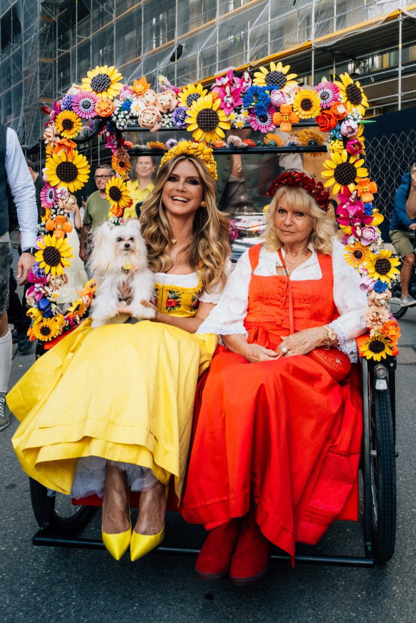 Heidi Klum in der Lego Rikscha